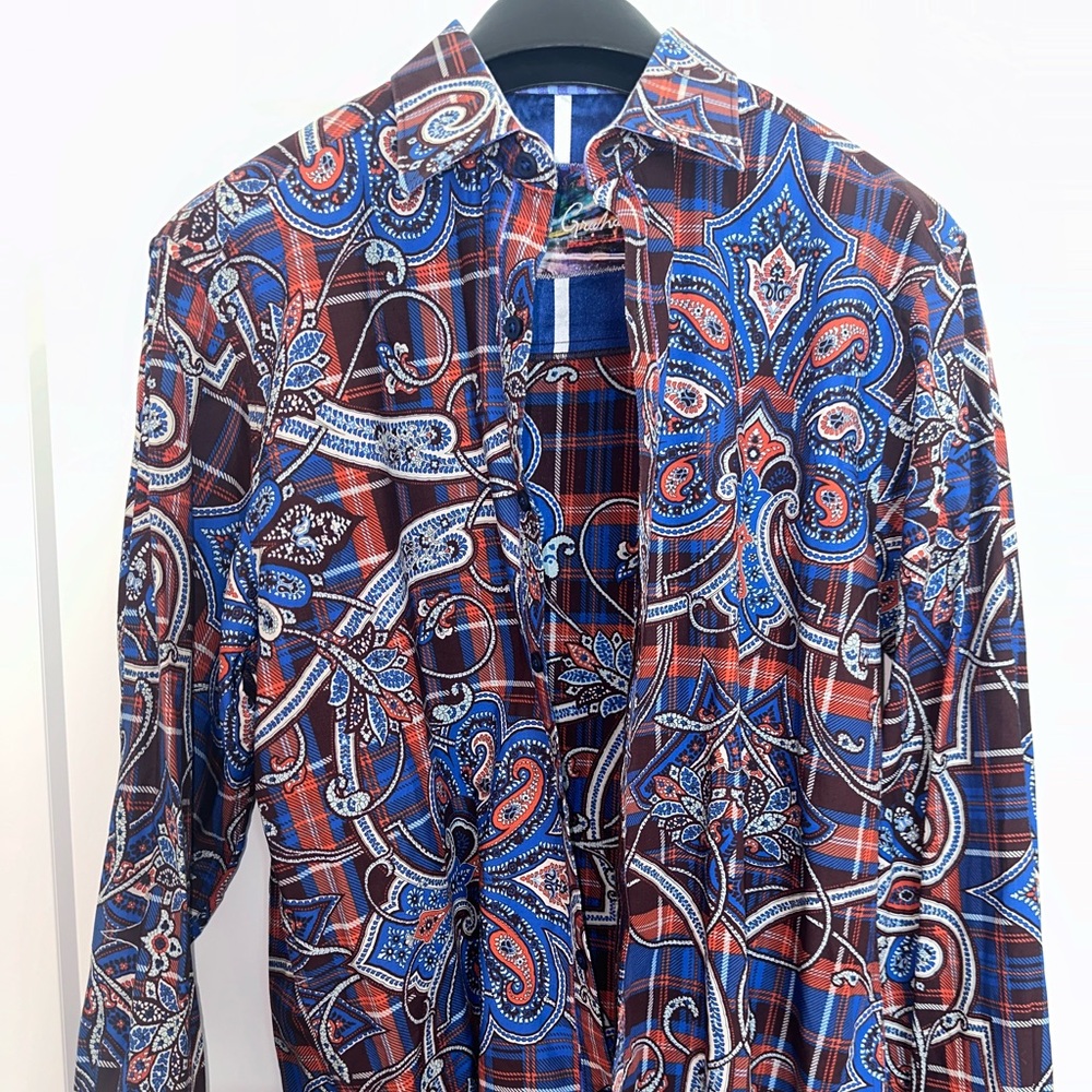 Robert Graham men’s dress shirt. Size medium. Like new. Only worn a few times.